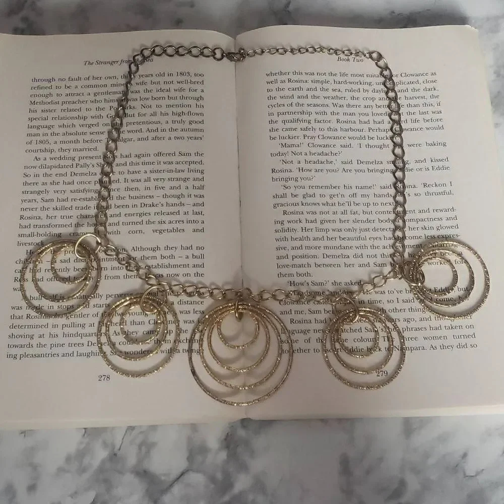‎Golden Circle Hooped Rings Necklace